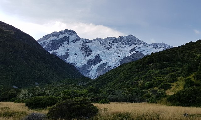 589-Mount Cook Village-camping-1.jpg - Aangekomen op White Horse Camping, gelegen aan de voet van de met gletsjers bedekte Mount Sefton (3151 m).